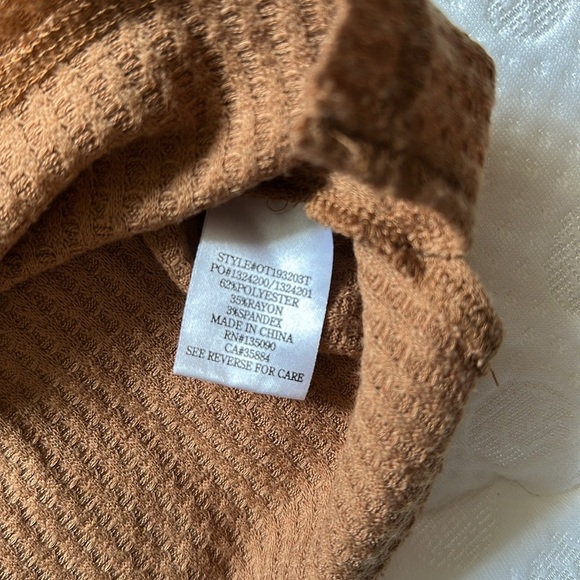 Cozy Tan V-Neck textured oversized crop - Picture 5 of 5